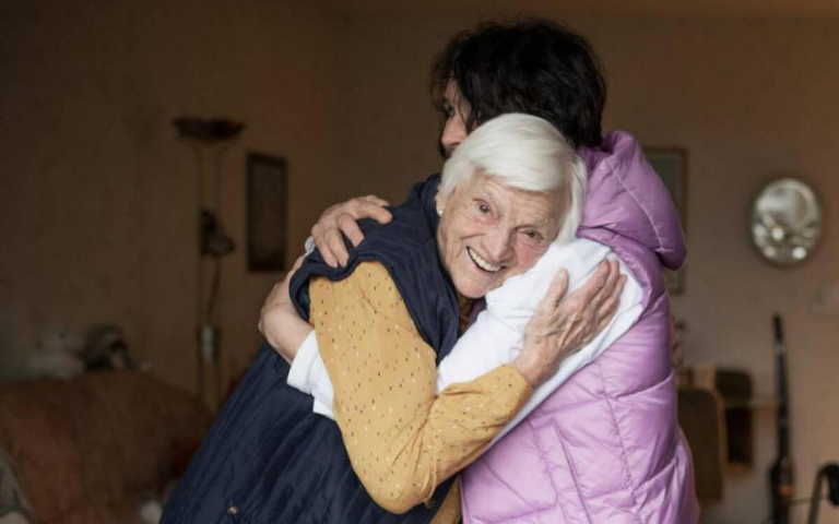 Seniorin Elfriede M. (92) strahlt! Dank der Aktion „Machen Sie Alleinachten zu Weihnachten“ kann sich die bedürftige Rentnerin nach vielen Jahren wieder auf ein weihnachtliches Glanzlicht freuen. Foto: Christina Meyer/“Lichtblick“-Seniorenhilfe